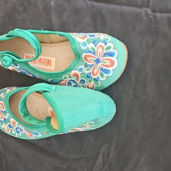 Embroidered shoes - Picture 3 of 6